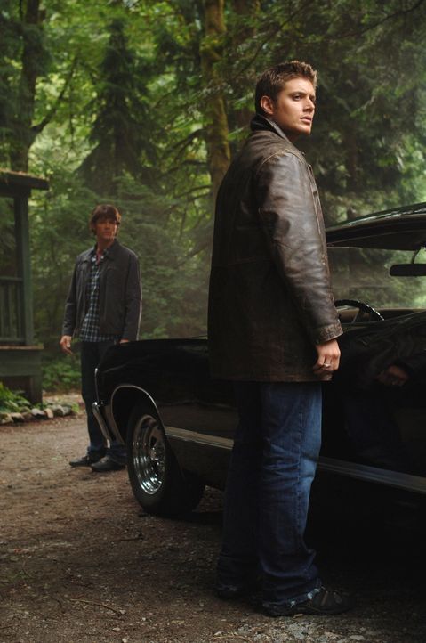 Nachdem ein junges Mädchen spurlos in einem See verschwunden ist, werden Sam (Jared Padalecki, l.) und Dean (Jensen Ackles, r.) neugierig und machen... - Bildquelle: Warner Bros. Television