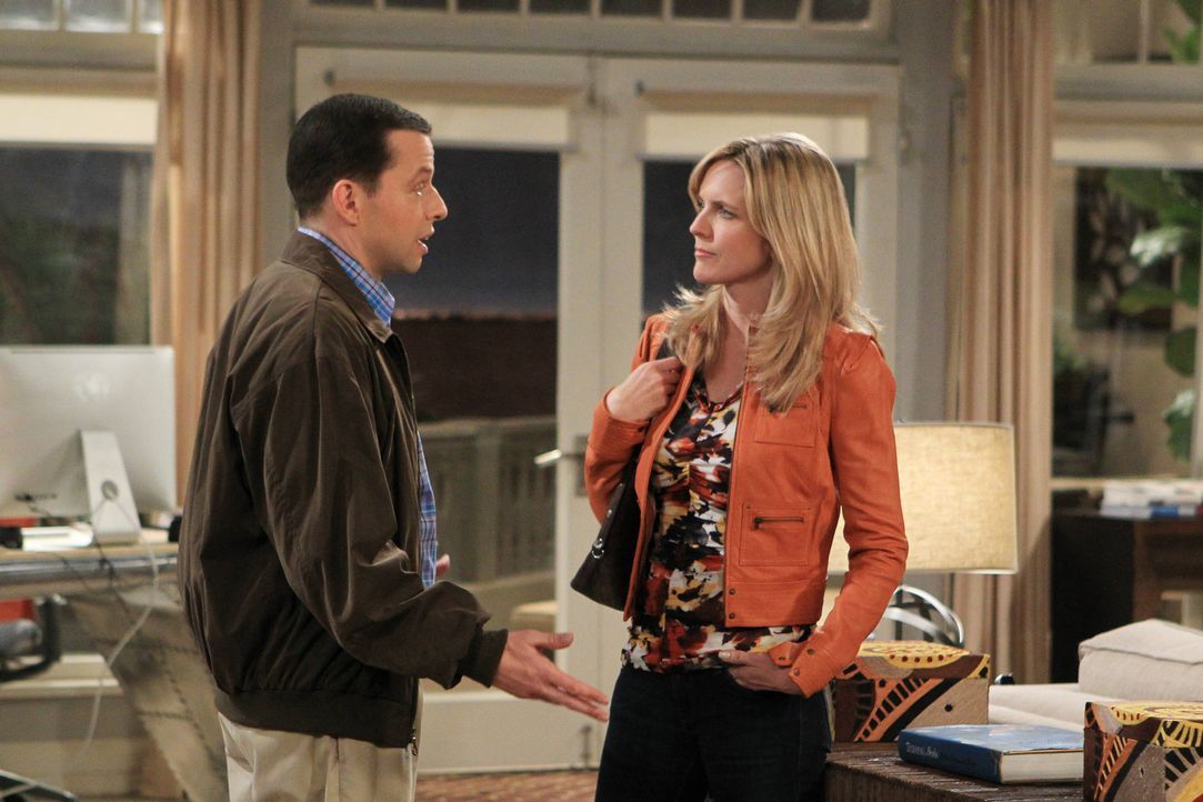Alans (Jon Cryer, l.) Beziehung zu Lyndsey (Courtney Thorne-Smith, r.) leidet, da er sich weigert, ihr einen Schlüssel zum Strandhaus zu geben ... - Bildquelle: Warner Bros. Television