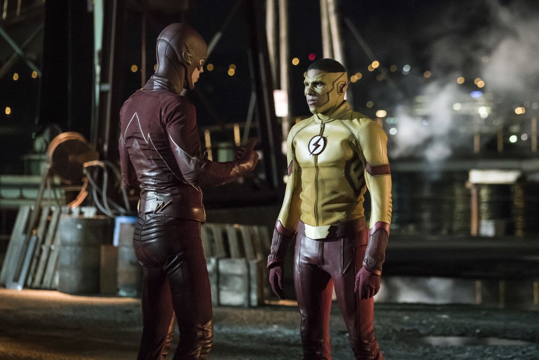 Barry ist mehr als erstaunt, als er erkennt, wer der neue Flash in Central City ist, aber können Barry alias The Flash (Grant Gustin, l.) und Kid Fl... - Bildquelle: 2016 Warner Bros.