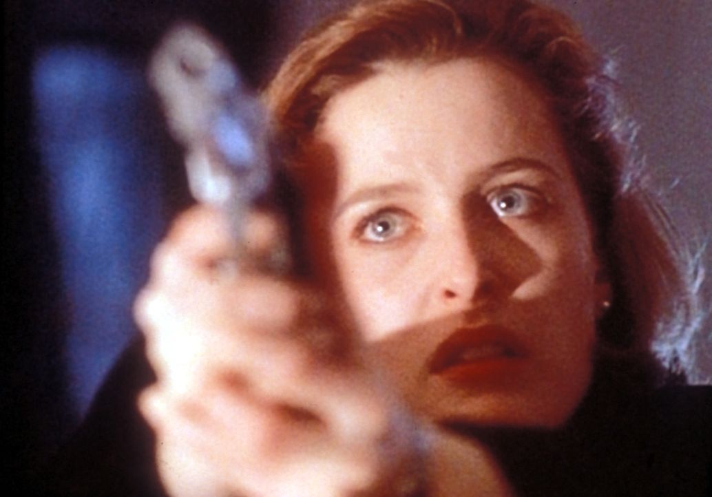 Weil sie glaubt, ihr Kollege sei zur anderen Seite übergelaufen, bedroht ihn Scully (Gillian Anderson) ... - Bildquelle: TM +   Twentieth Century Fox Film Corporation. All Rights Reserved.