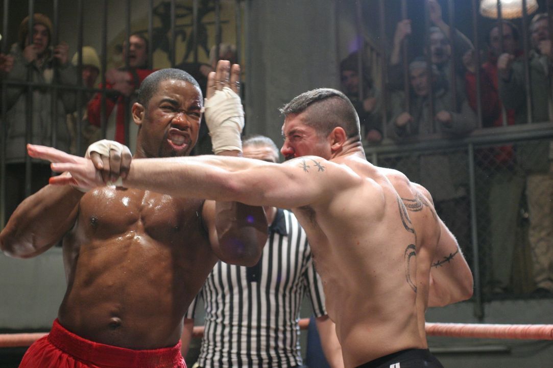 Schwergewichtsboxer George Chambers (Michael Jai White, l.) sitzt unschuldig im Gefängnis. Dort wird er Knastkämpfen gezwungen, mit denen ein Unterw... - Bildquelle: Nu Image Films