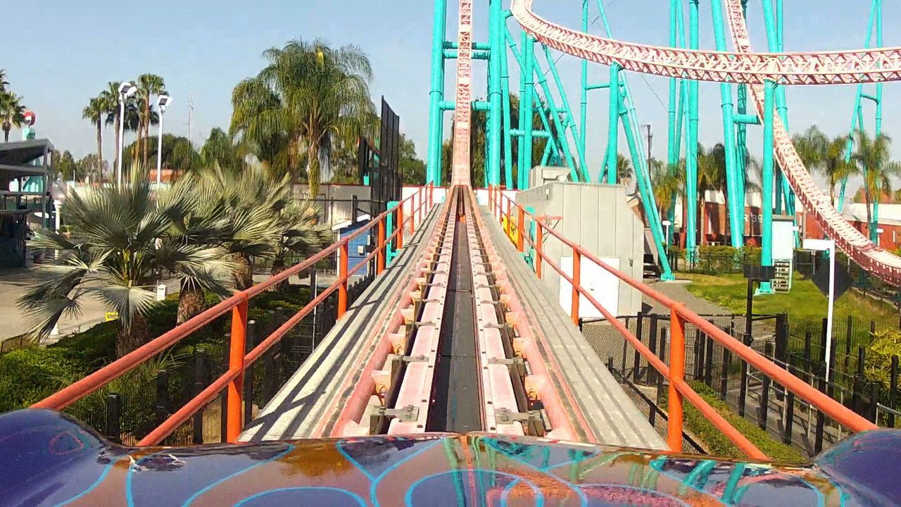 Die "Xcelerator" Achterbahn des Freizeitparks "Knotts Berry Farms" in Kalifornien hat einen atemberaubenden Anstieg - und Fall! - Bildquelle: 2012, The Travel Channel, L.L.C. All rights Reserved.