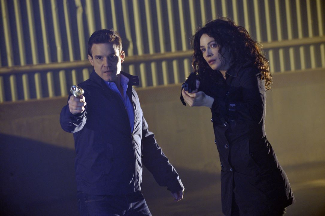 Pete Lattimer (Eddie McClintock, l.); Myka Bering (Joanne Kelly, r.) - Bildquelle: Steve Wilkie 2012 Universal Network Television LLC. ALL RIGHTS RESERVED. / Steve Wilkie