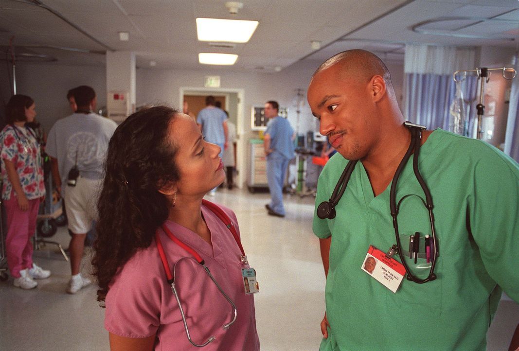 Als Chris Turk (Donald Faison, r.) die attraktive Carla (Judy Reyes, l.) über den Weg läuft, vergisst er ganz schnell seine Eingewöhnungsprobleme un... - Bildquelle: Touchstone Television