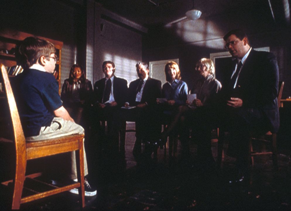 Das Schachwunderkind Gibson Praise (Jeff Gulka, l.) überrascht alle Sachverständigen damit, dass es unter anderem weiß, was jeder von ihnen zum Früh... - Bildquelle: TM +   2000 Twentieth Century Fox Film Corporation. All Rights Reserved.