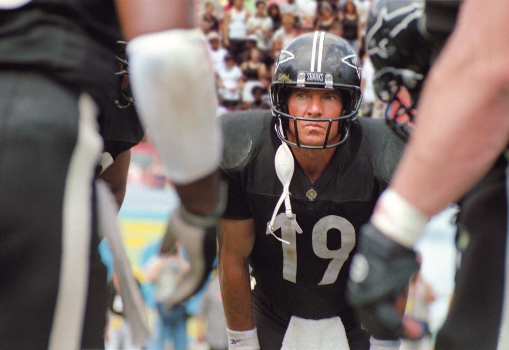 Als der erfahrene Quarterback Jack Rooney (Dennis Quaid) nach einem Foul im Krankenstand landet, scheinen die besten Tage des Footballtrainers Tony... - Bildquelle: Warner Brothers