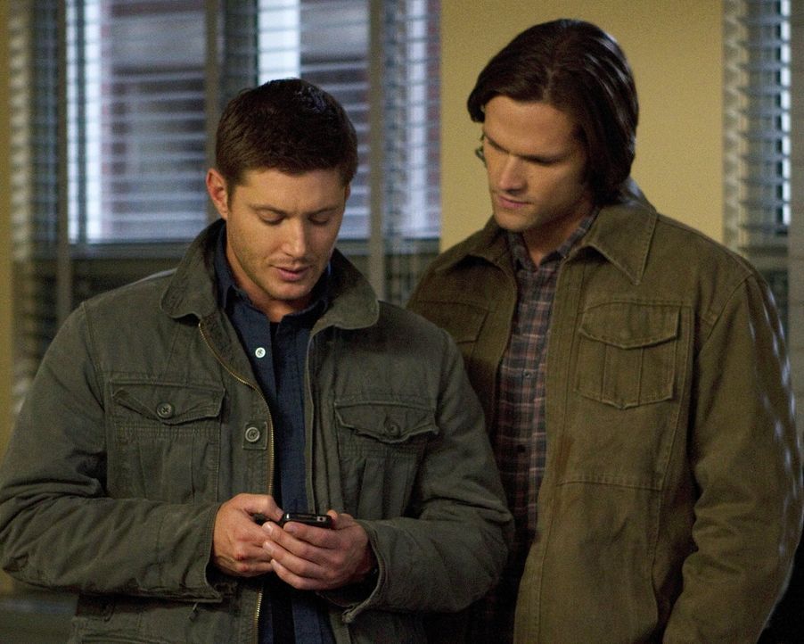 Im Kampf gegen das Böse: Sam (Jared Padalecki, r.) und Dean (Jensen Ackles, l.) ... - Bildquelle: Warner Bros. Television