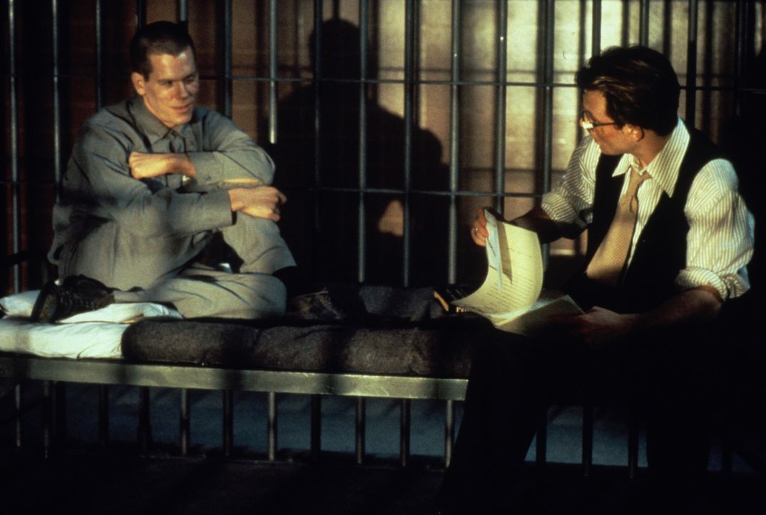James Stamphill (Christian Slater, r.) bespricht mit Henri Young (Kevin Bacon, l.), der zum Tode verurteilt werden soll, wie er bei Gericht vorgehen... - Bildquelle: Warner Bros.