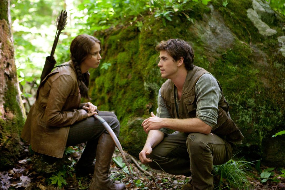 Katniss (Jennifer Lawrence, l.) und Gale (Liam Hemsworth, r.) verloren ihre Väter bei einem Bergwerksunglück. Seitdem sind sie der Ernährer ihrerFam... - Bildquelle: Studiocanal GmbH