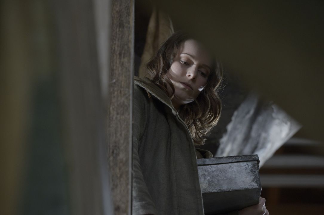 Schwester Amy (Alison Louder) ist sich sicher, dass Landry die Mutterpflanze versteckt hat, aber durch den Eingriff kann er ihr nicht mitteilen, wo... - Bildquelle: Philippe Bosse 2014 Syfy Media, LLC