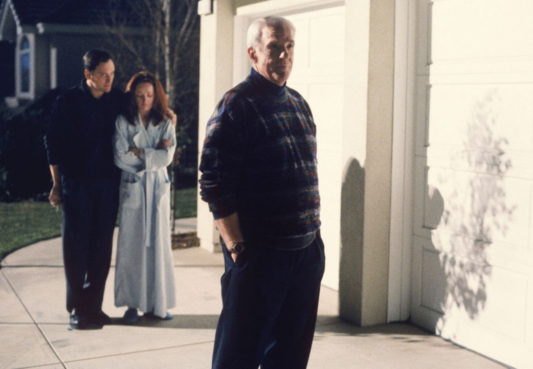 Nachdem in einer Wohnanlage drei Paare spurlos verschwunden sind, schleusen sich Mulder und Scully als Ehepaar getarnt dort ein. In der Siedlung her... - Bildquelle: 1998-1999 Twentieth Century Fox Film Corporation.  All rights reserved.