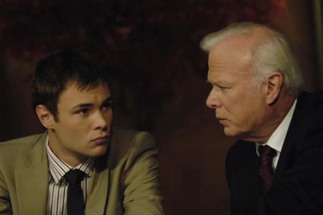 Shawn (Patrick Flueger, l.) erhält derweil überraschend Besuch von dem Senator Lenhoff (Kevin Tighe, r.), der bisher ein erklärter Gegner der 4400 w... - Bildquelle: Viacom Productions Inc.