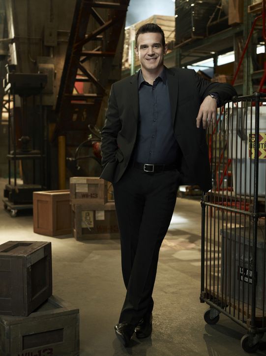 Pete Lattimer (Eddie McClintock) verlässt ich bei seiner Arbeit im "Warehouse 13" gern auf sein Bauchgefühl, was ihn häufig in die richtige Lichtung... - Bildquelle: Justin Stephens SCI FI Channel