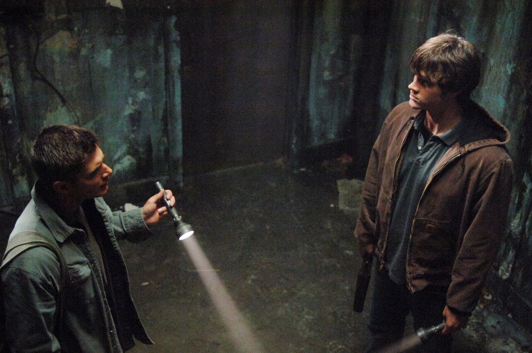 Sam (Jared Padalecki, r.) und Dean (Jensen Ackles l.) entdecken ein leer stehendes Sanatorium und finden heraus, dass es dort einst zu einer Revolte... - Bildquelle: Warner Bros. Television