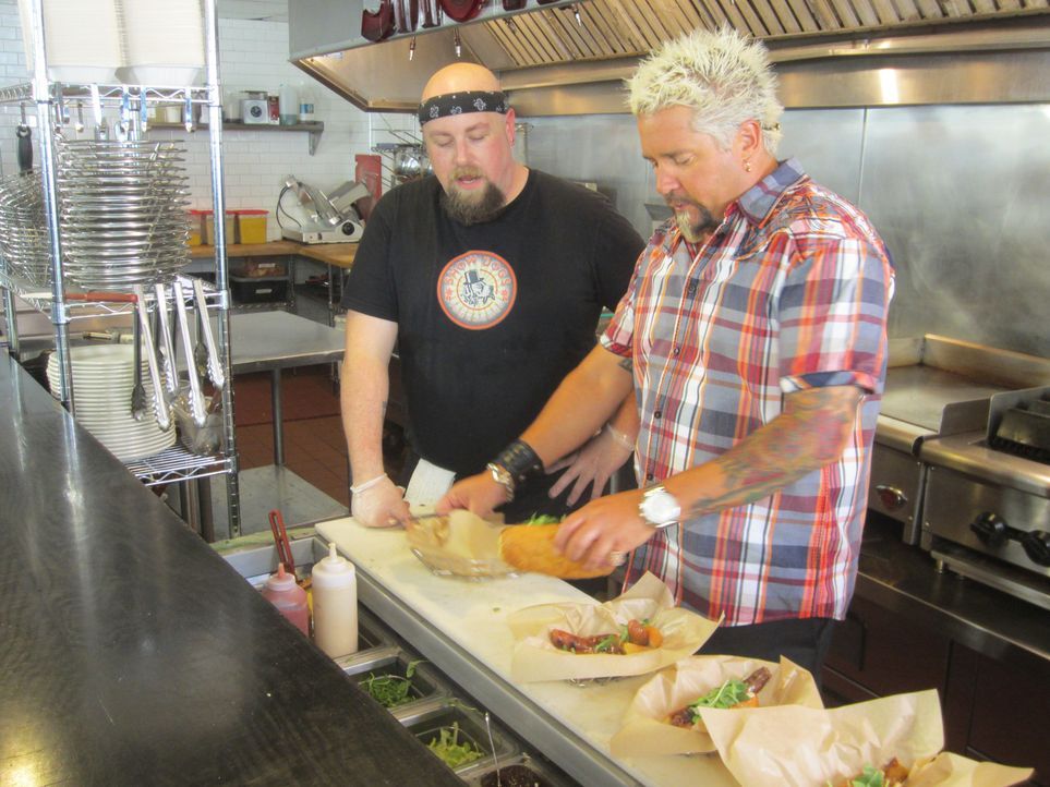 Guy Fieri (r.) - Bildquelle: 2013,Television Food Network, G.P. All Rights Reserved