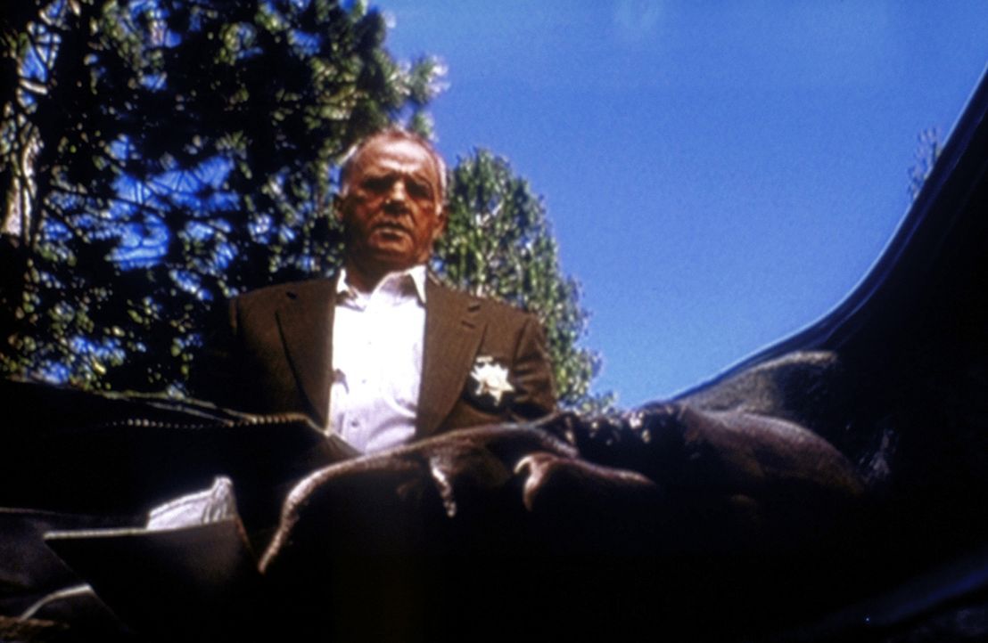 Detective Miles (Leon Russom, hinten) versteckt die Leiche von Deputy Hoese (Darin Cooper) in einem Kofferraum. - Bildquelle: TM +   2000 Twentieth Century Fox Film Corporation. All Rights Reserved.