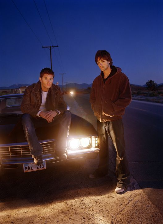 (1. Staffel) - Die beiden Brüder Sam (Jared Padalecki, r.) und Dean Winchester (Jensen Ackles, l.) kurven mit ihrem 69er Chevy Impala durch's Land,... - Bildquelle: Warner Bros. Television