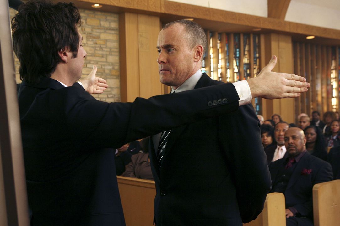 J.D.s Vorstellung: Dr. Cox (John C. McGinley, r.) nimmt Abschied von J.D. (Zach Braff, l.) ... - Bildquelle: Touchstone Television