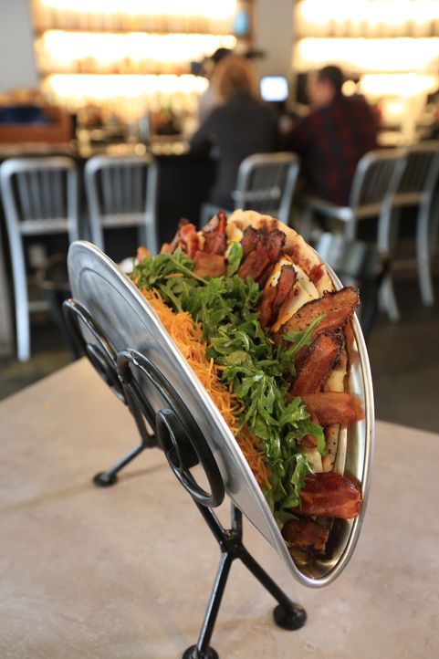 Das "Bakn" in Pittsburgh hat den Bakn-Quake im Angebot: einen 50 Zentimeter großen Pancake inklusive zwölf Spiegeleiern, Cheddar, sieben Sorten Baco... - Bildquelle: 2017,Television Food Network, G.P. All Rights Reserved