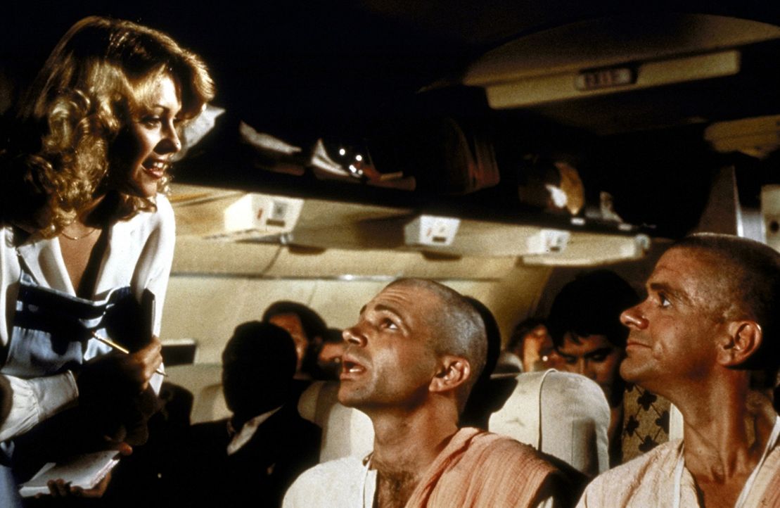 Stewardess Randy (Lorna Patterson, l.) kümmert sich liebevoll um die Passagiere des Trans-Amerika-Fluges 209 ... - Bildquelle: Paramount Pictures