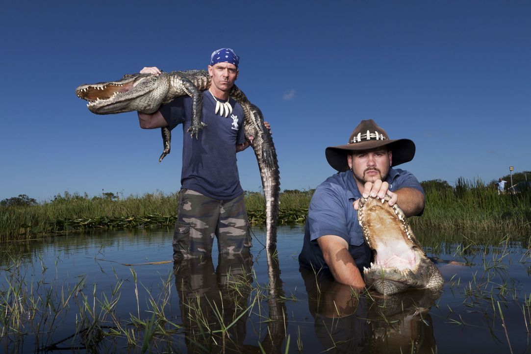 (1. Staffel) - Die Gator Boys Paul Bedard (l.) und Jimmy Riffle (r.) haben einen ganz besonderen Job. Sie kümmern sich um Krokodile die sich an unge... - Bildquelle: Bob Croslin 2011 Discovery Communications