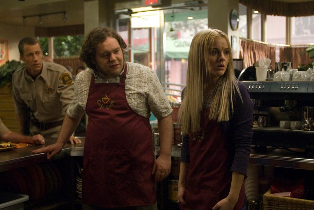 Zoe (Jordan Hinson, r.) beginnt ihren neuen Job in Vincents (Chris Gauthier, M.) Café Diem, worüber Carter (Colin Ferguson, l.) nicht sonderlich glü... - Bildquelle: Universal Television