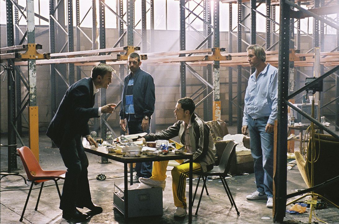 Nachdem ein namenloser Kokainhändler (Daniel Craig, l.) sich mit viel Arbeit und Geschick nach oben gehangelt hat, plant er, sich zur Ruhe zu setzen... - Bildquelle: 2004 Columbia Pictures Industries, Inc. All Rights Reserved.