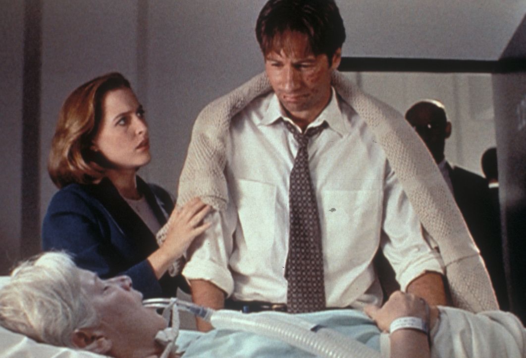 Mrs. Mulder (Rebecca Toolan, vorne) wurde mit einem Schlaganfall in ein Krankenhaus eingeliefert. Scully (Gillian Anderson, l.) steht Mulder (David... - Bildquelle: TM +   Twentieth Century Fox Film Corporation. All Rights Reserved.