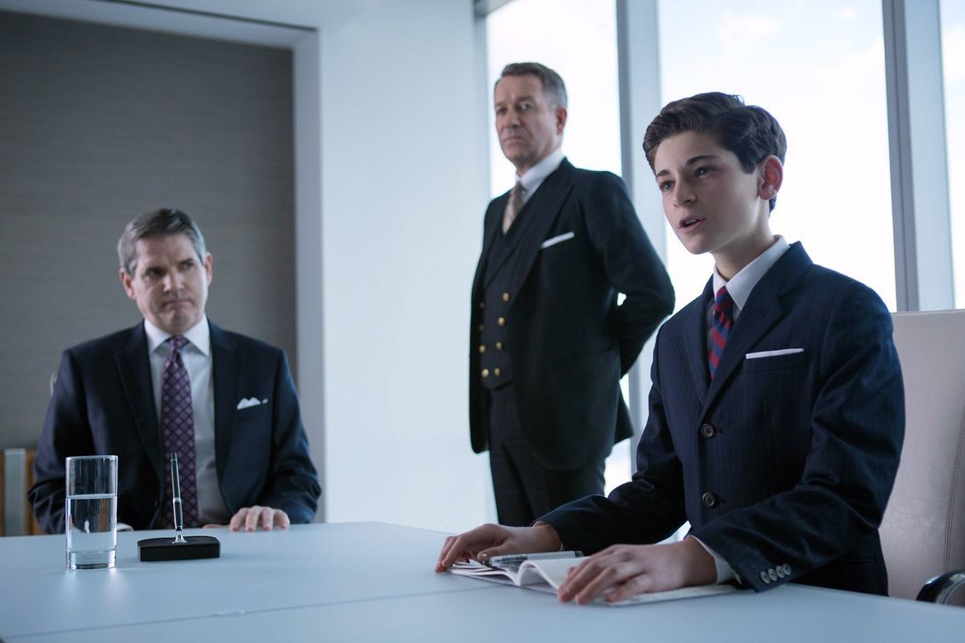Bruce (David Mazouz, r.) beruft eine Vorstandsitzung bei Wayne Enterprises ein. Alfred Pennyworth (Sean Pertwee, M.) steht ihm dabei zur Seite ... - Bildquelle: Warner Bros. Entertainment, Inc.