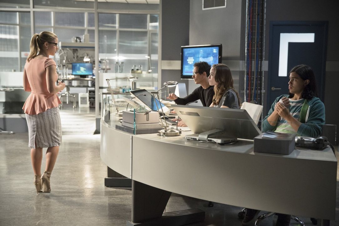 Während Dr. Wells (Tom Cavanaugh, 2.v.l.) der Meinung ist, dass Arrow einen schlechten Einfluss auf Barry ausübt, arbeiten Caitlin (Danielle Panabak... - Bildquelle: Warner Brothers.
