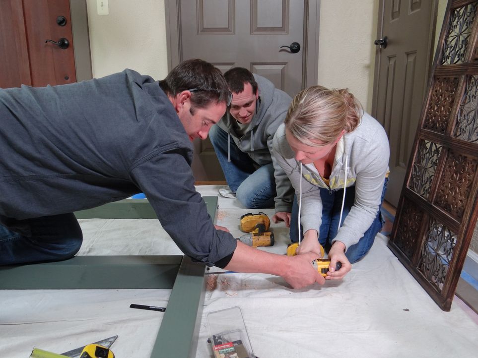 Aus alt mach neu: Josh Temple (l.) möchte ein ungenutztes Wohnzimmer in ein Elternschlafzimmer für Familie Netherton verwandeln ... - Bildquelle: 2012, DIY Network/Scripps Networks, LLC.  All Rights Reserved