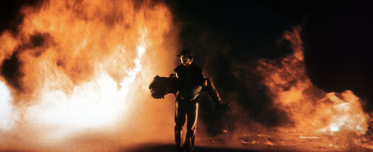 Tödliche Flammen umgeben Starman (Jeff Bridges) und Jenny (Karen Allen), doch dank seiner außerirdischen Kräfte kann das Liebespaar der Flammenhölle... - Bildquelle: Columbia Pictures