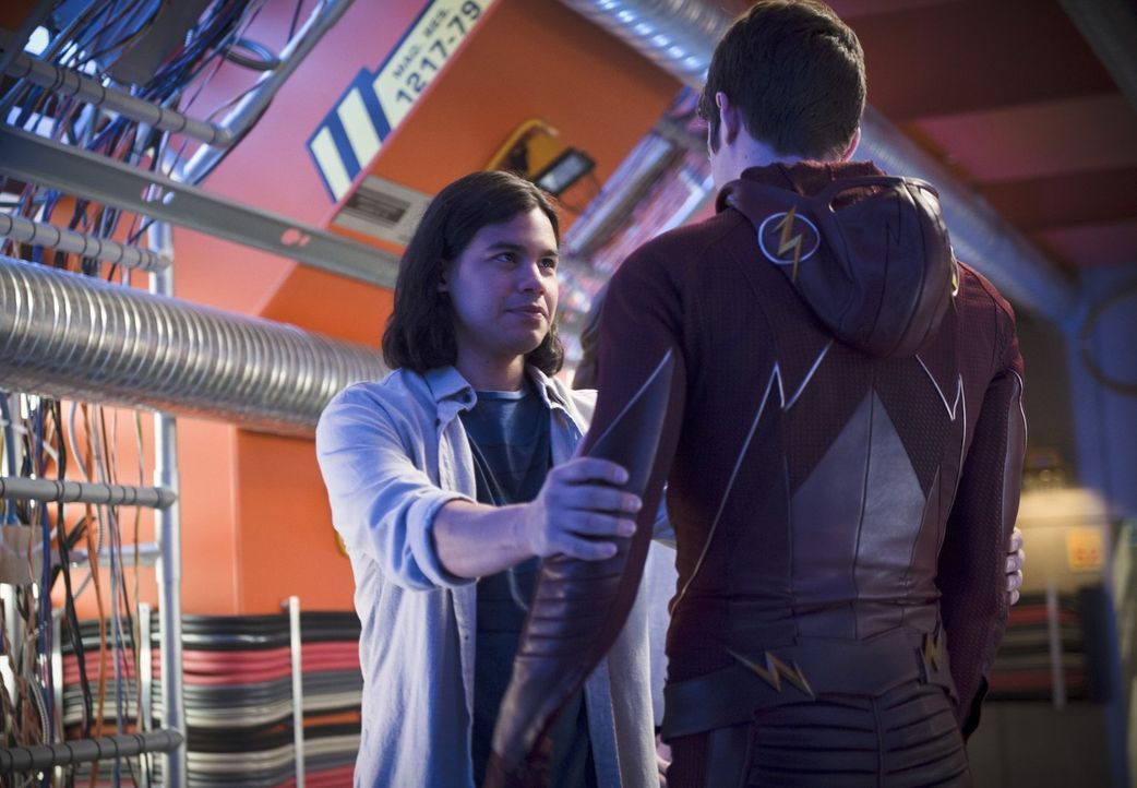 In welcher Verbindung werden Cisco (Carlos Valdes, l.) und Barry alias The Flash (Grant Gustin, r.) in der Zukunft zueinander stehen? - Bildquelle: Warner Brothers.