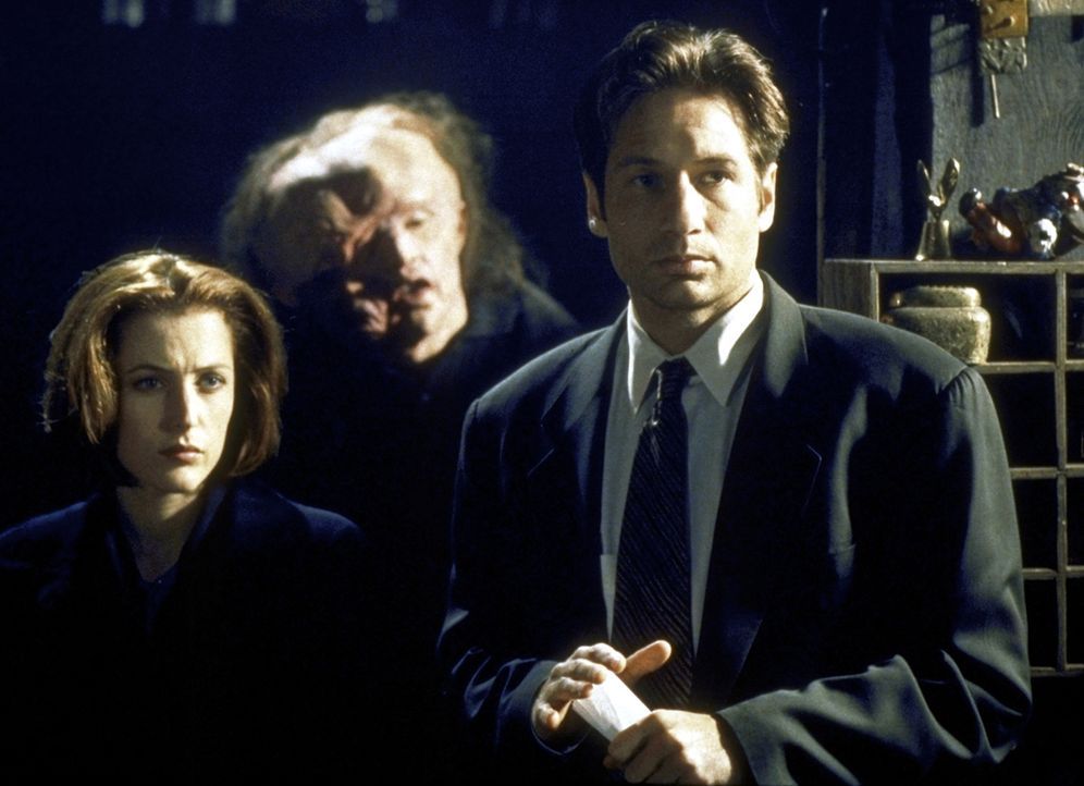 Mulder (David Duchovny, r.) und Scully (Gillian Anderson, l.) begegnen einem bedauernswerten Opfer eines gentechnischen Experimentes. - Bildquelle: TM +   2000 Twentieth Century Fox Film Corporation. All Rights Reserved.