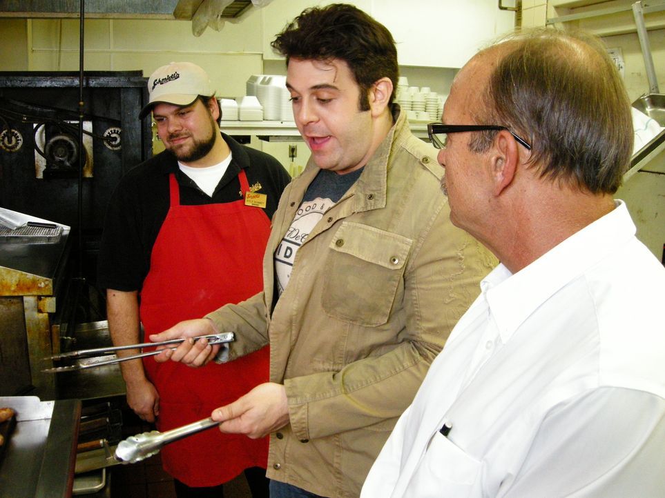 Auf der Suche nach der besten Wurst schaut Adam Richman (M.) im Schmidt's Sausage Haus Chef Geoff Schmidt (r.) über die Schulter ... - Bildquelle: Darell Day 2008, The Travel Channel, L.L.C.