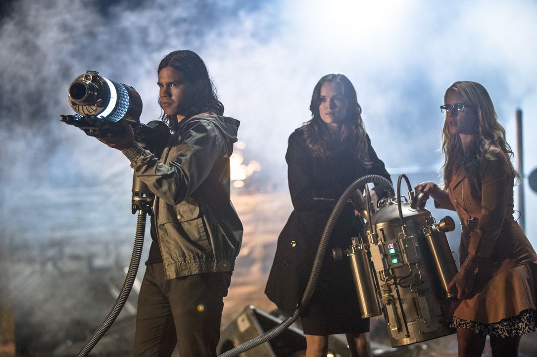 Versuchen, Captain Cold zu stoppen, um Barry zu retten. Doch wird es Felicity (Emily Bett Rickards, r.),  Cisco (Carlos Valdes, l.) und Caitlin (Dan... - Bildquelle: Warner Brothers.