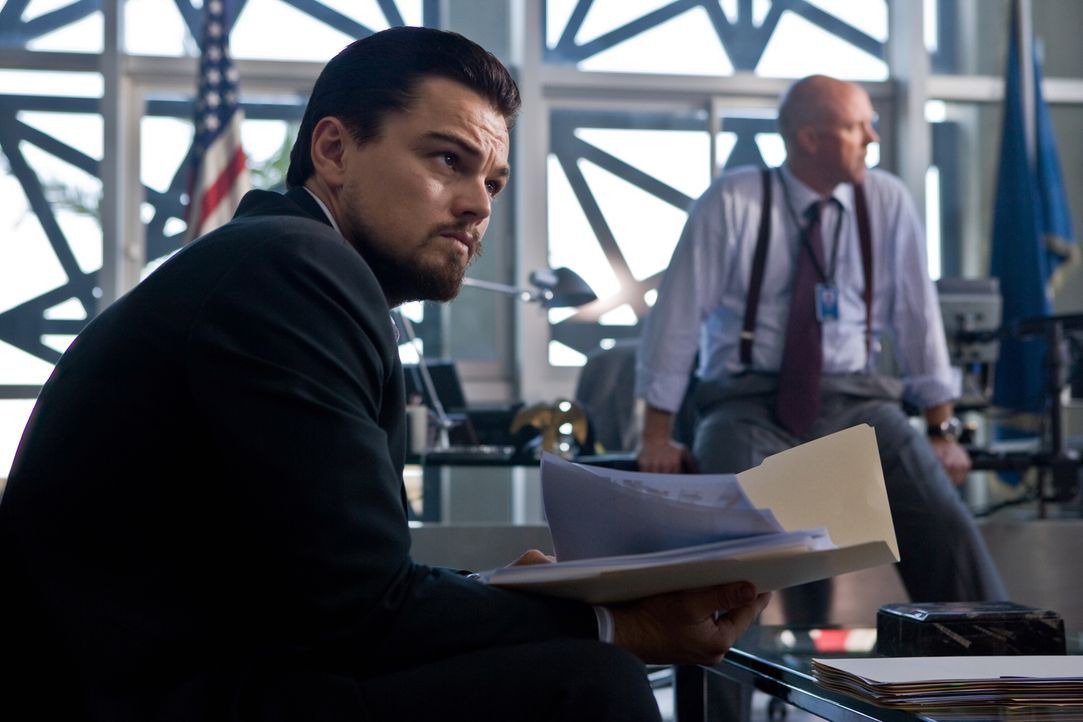 Wenn seine Tarnung auffliegt, ist er ein Mann ohne Identität: CIA-Agent Roger Ferris (Leonardo DiCaprio) ... - Bildquelle: Warner Brothers