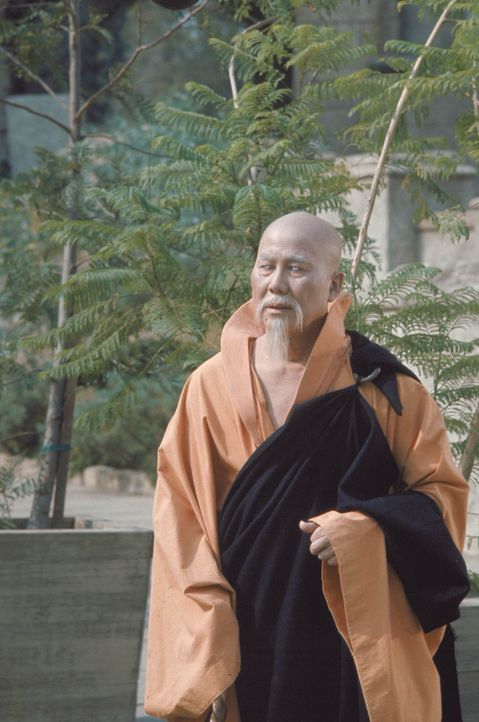 Lehrt den wilden Kwai Chang Caine die Kunst des Kung Fu: Meister Po (Keye Luke) ... - Bildquelle: Warner Bros.