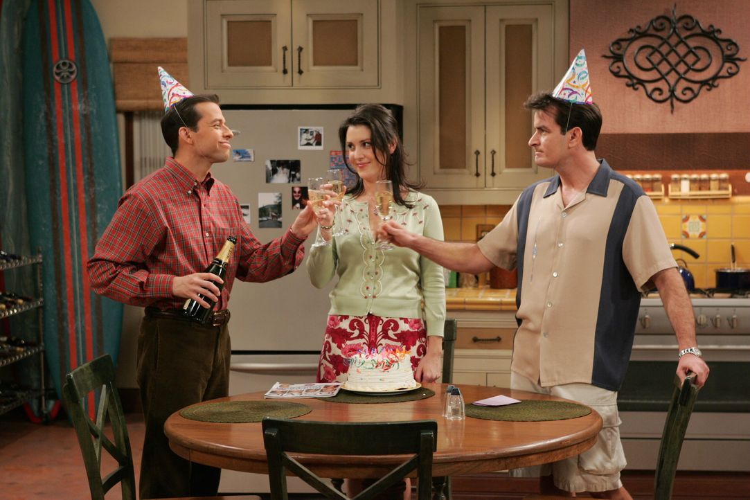 Feiern Geburtstag: Alan (Jon Cryer, l.), Charlie (Charlie Sheen, r.) und Rose (Melanie Lynskey, M.) ... - Bildquelle: Warner Brothers Entertainment Inc.