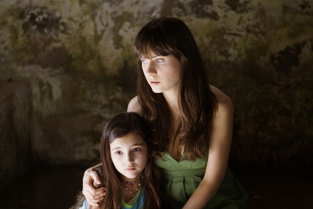 Kaum aufs Land geflüchtet, da wird Alma (Zooey Deschanel, r.) und Jess (Ashlyn Sanchez, l.) klar, dass ihre Feinde die Bäume, Sträucher und der Wind... - Bildquelle: 20th Century Fox