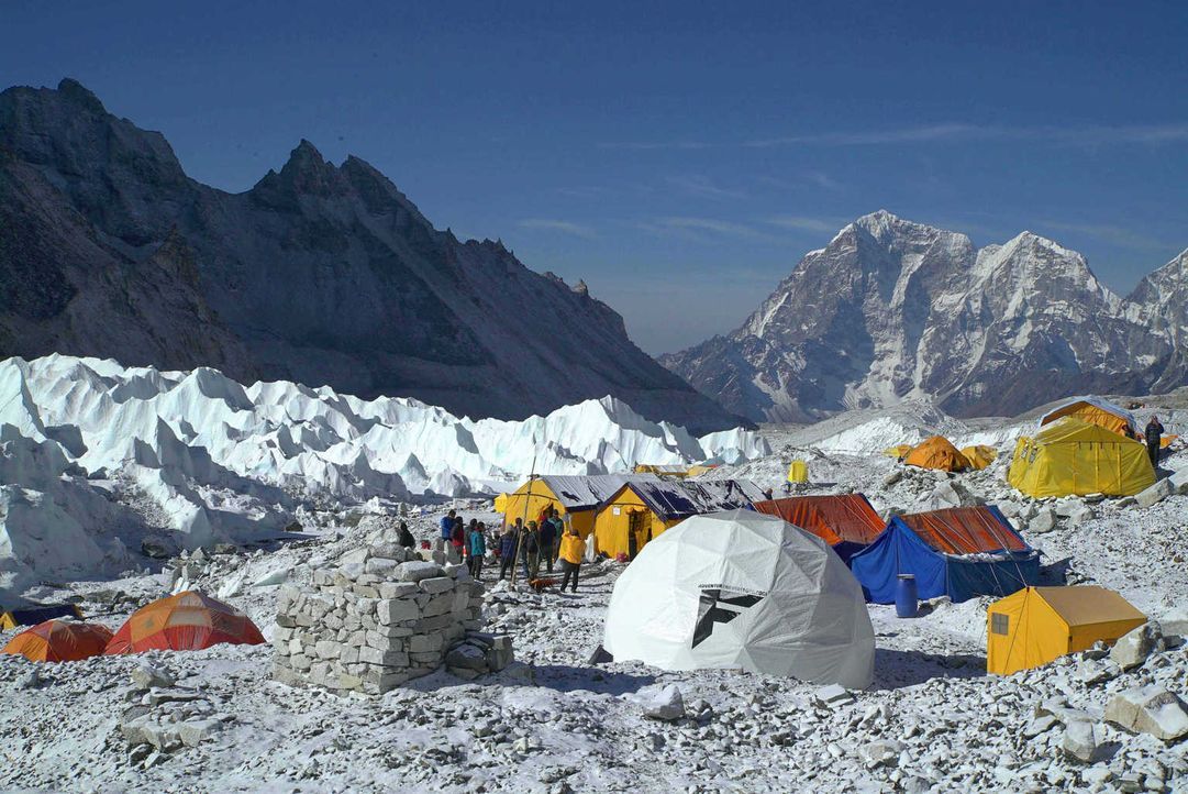 Die Doku "Everest: Mission Weltrekord" zeigt den langen und strapaziösen Weg des Expeditionsteams um Extremsportler Lukas Furtenbach. Von den Vorber... - Bildquelle: ProSieben MAXX