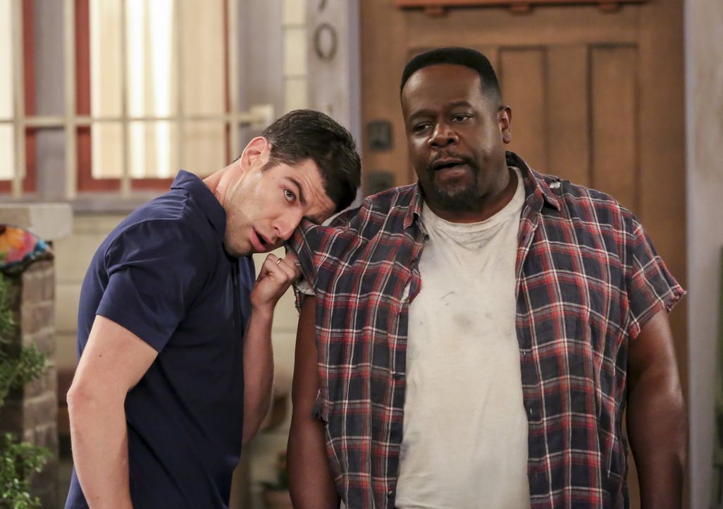 Dave Johnson (Max Greenfield, l.); Calvin Butler (Cedric the Entertainer, r.) - Bildquelle: Monty Brinton © 2018 CBS Broadcasting, Inc. All Rights Reserved. / Monty Brinton