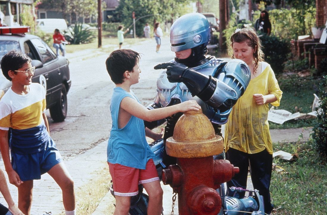 Der Robocop (Peter Weller, 2.v.r.) ist ein wahrer Held für die Kids ... - Bildquelle: Orion Pictures Corp.