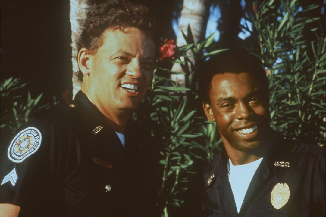 Noch ahnen Jones (Michael Winslow, r.) und Tackleberry (David Graf, l.) nicht, dass ihr Einsatz dringend erforderlich ist ... - Bildquelle: Warner Bros.