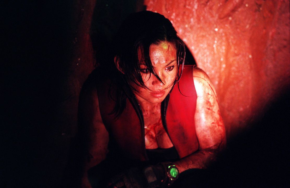 Mühsam bahnen sich die sechs Freundinnen (Natalie Mendoza) ihren Weg durch die dunklen Felsentunnel und Höhlengänge. Doch dann stellen sie fest, das... - Bildquelle: Square One Entertainment