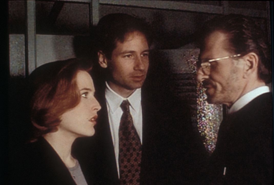 Scully (Gillian Anderson, l.) und Mulder (David Duchovny, M.) erfahren vom Nachtwächter des Bostoner Museums für Naturgeschichte, dass mehrere Forsc... - Bildquelle: TM +   2000 Twentieth Century Fox Film Corporation. All Rights Reserved.