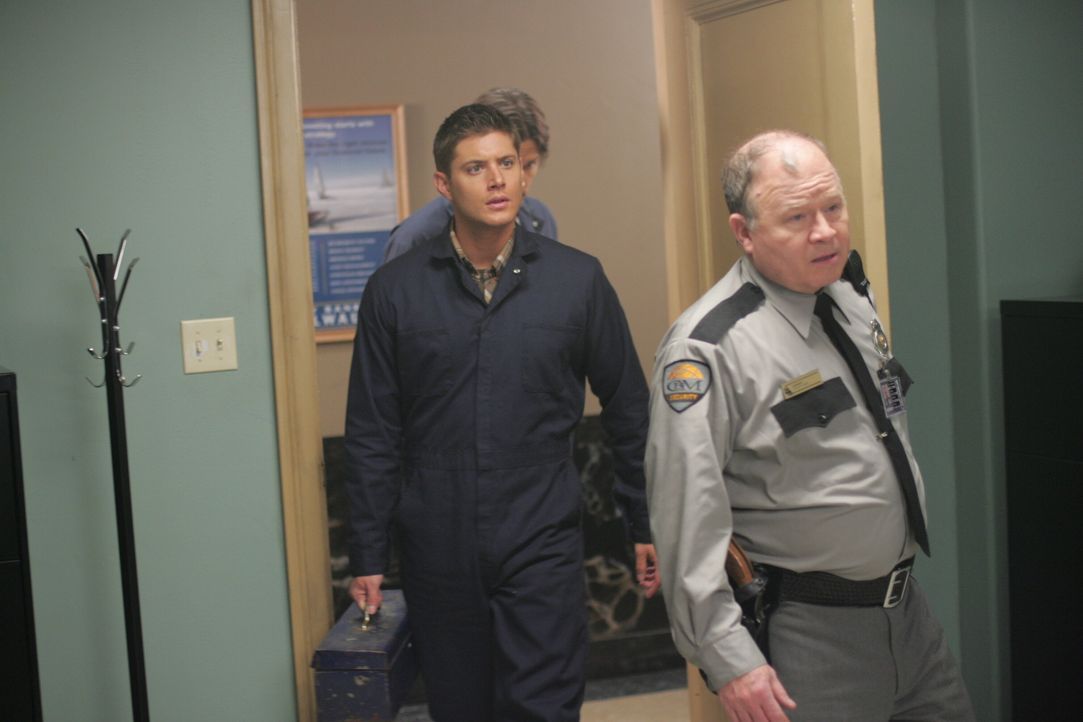 Dean (Jensen Ackles, l.) erhofft sich Hilfe von Henry (Stephen E. Miller, r.), damit er Hinweise zu den Methoden des Formwandlers erhält ... - Bildquelle: Warner Bros. Television