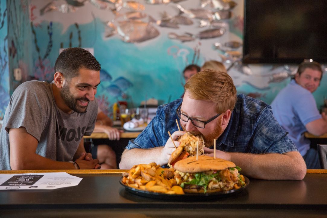 In "Jimmy's Famous Seafood" versucht sich Josh (r.) am drei Kilo schweren Seafood-Ufo. Koch Tony Minadakis (l.) ist gespannt auf sein Urteil ... - Bildquelle: Bill Gray 2016, Television Food Network, G.P. All Rights Reserved.