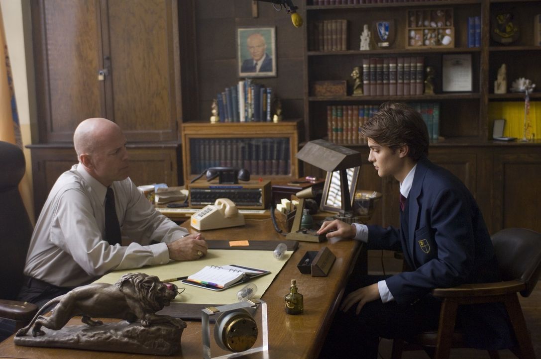 Das gesellschaftliche Ende von Paul Moor ist für Marlon Piazza (Luke Grimes, r.) sehr vorteilshaft, wie sein Besuch bei Direktor Jared T. Kirkpatric... - Bildquelle: 2008 Yari Film Group Releasing, LLC All Rights Reserved