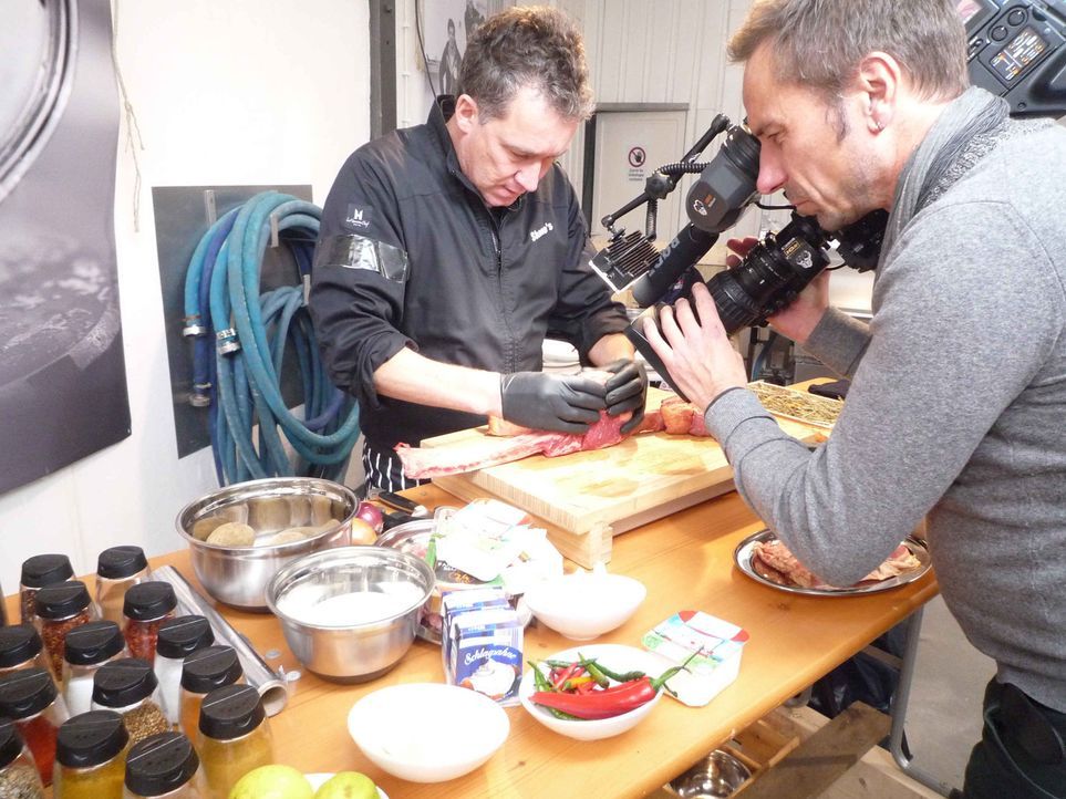 Schaffen es die beiden Herausforderer Profikoch Shane McMahon in seine Schranken zu weisen? - Bildquelle: ProSieben MAXX